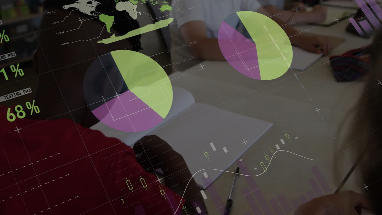 animación del procesamiento de datos y diagramas sobre diversos estudiantes que toman notas