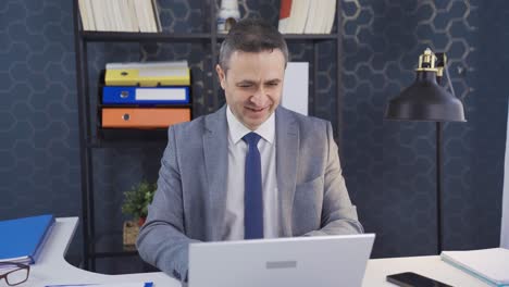 un trabajador de oficina exitoso e inteligente, feliz y emocionado.