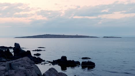 Vista-Sobre-El-Canal-Del-Mar-A-La-Isla-De-St-Ivan-Hora-Del-Atardecer-Sozopol-Costa-Del-Mar-Negro