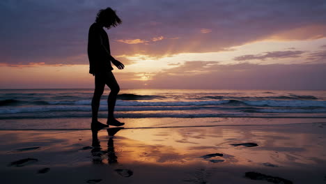 vrouw loopt op het strand bij zonsondergang.