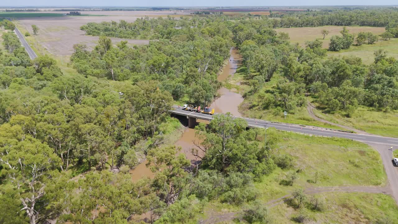 시골 지역의 강을 가로지르는 다리 수리