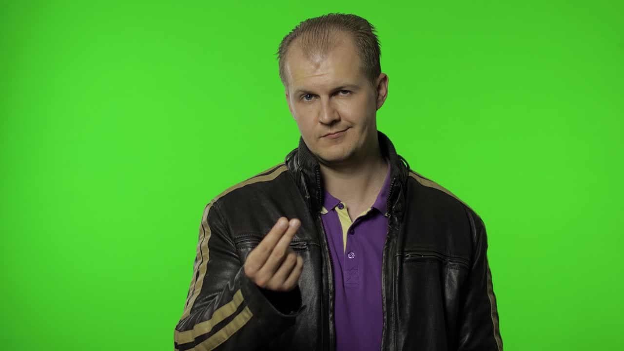 hombre rocker pidiendo aumento de salario, sonriendo, mostrando dinero gesto, necesita dinero en efectivo, crédito, préstamo