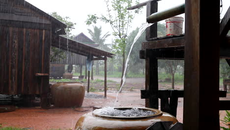 Agua-De-Lluvia-Cayendo-En-Una-Olla-De-Barro-En-Un-Pueblo-De-Camboya