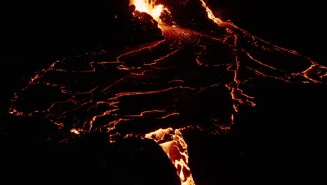flujo viscoso de lava en el montículo volcánico efusivo de geldingadalsgos en la noche