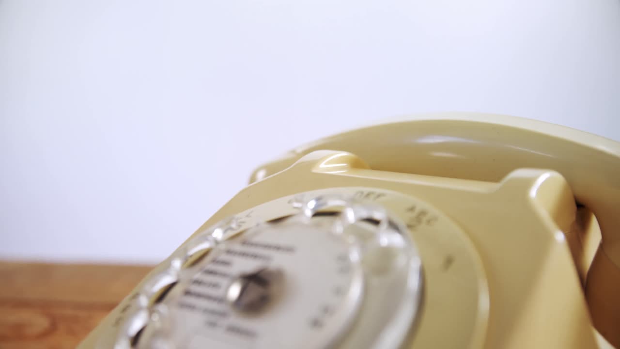 Tangan orang memegang gagang telepon 4K