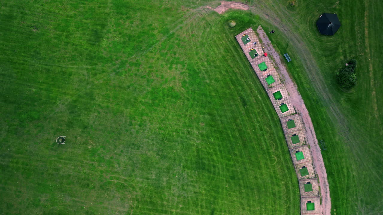 골프 경기장에서 두 명의 초보자가 선생님에 의해 강의를 받고, 연습 스 ⁇ 과 슈팅을하고 있습니다.