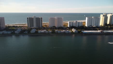 Esta-Toma-Es-La-Parte-3-De-Una-Colección-De-3-Tomas-Llena-De-Hermosos-Edificios-De-Gran-Altura-Con-Vista-Al-Golfo-De-México