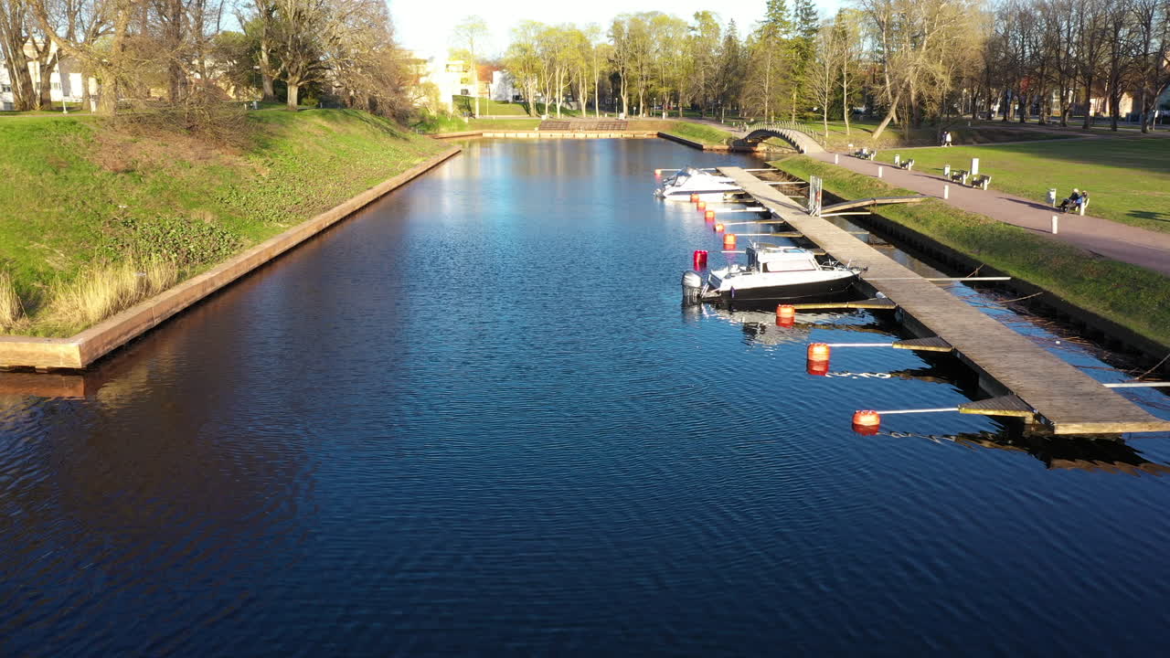 vista aérea de un muelle y muelle de barcos en el parque central de pärnu, estonia