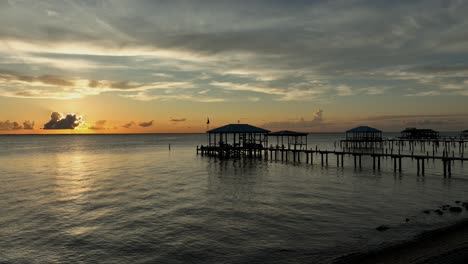 Puesta-De-Sol-Detrás-De-Las-Nubes-Sobre-Mobile-Bay-Alabama