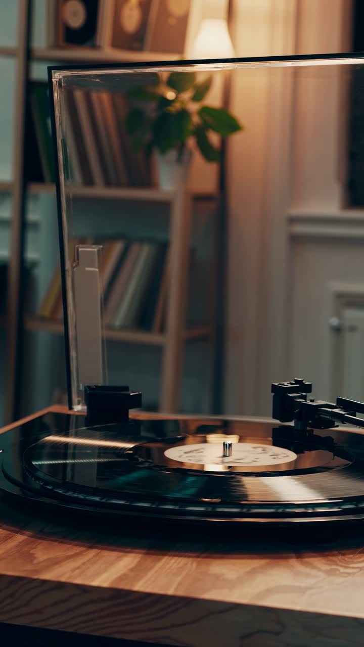 Cena de vídeo aconchegante em estilo vintage de um toca-discos tocando um disco de vinil.