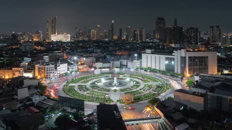 el lapso de tiempo de la rotonda de wongwian yai. vista aérea de los cruces de la carretera. las carreteras forman un círculo en el concepto de transporte de arquitectura y tecnología. ciudad urbana, bangkok por la noche, tailandia.