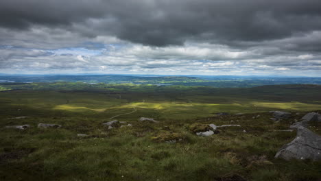 Lapso-De-Tiempo-Del-Sendero-Del-Paseo-Marítimo-De-Cuilcagh-Conocido-Como-Escalera-Al-Paseo-Del-Cielo-En-El-Condado-De-Fermanagh-En-Irlanda-Del-Norte-Durante-El-Día-Con-Paisaje-Escénico