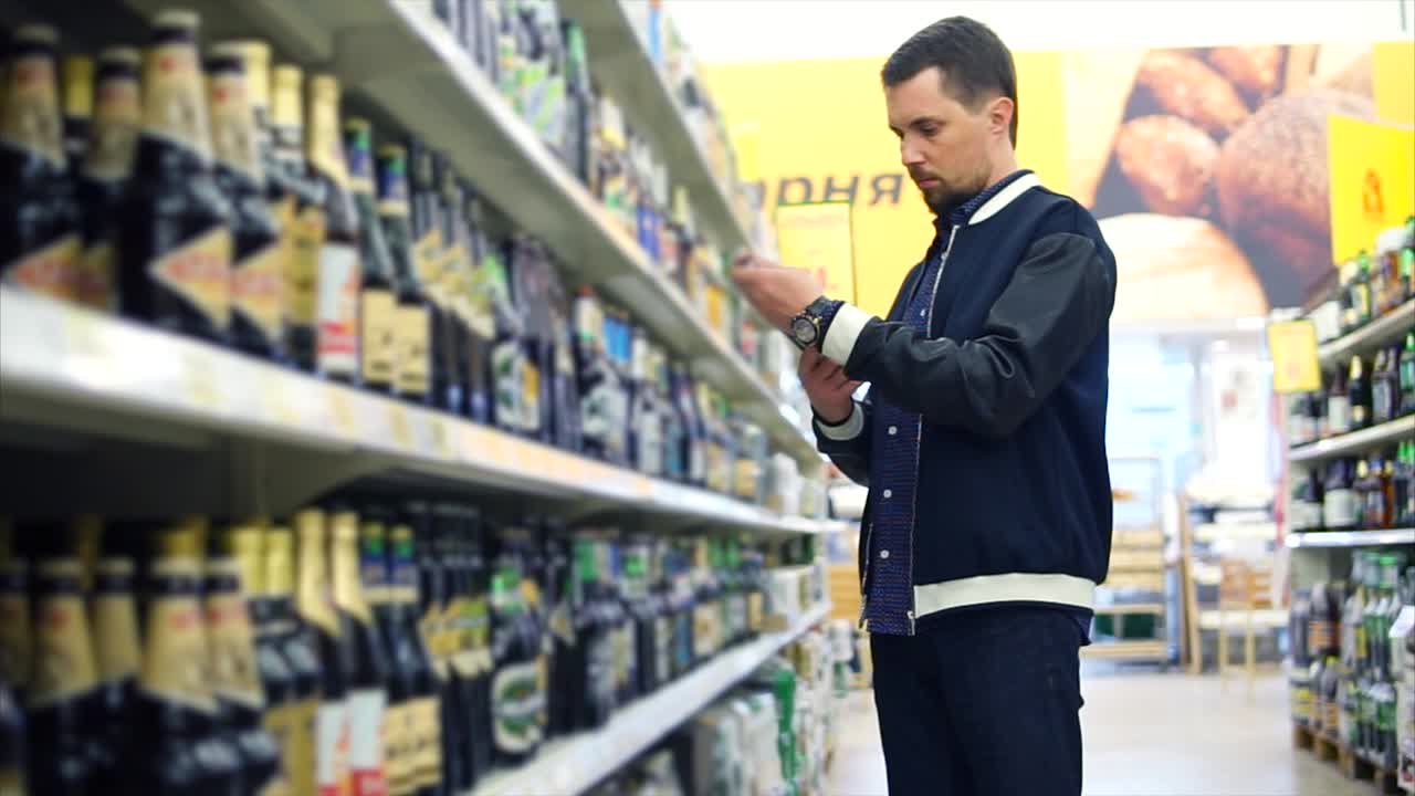 식료품 가게 에서 맥주 를 구입 하는 사람