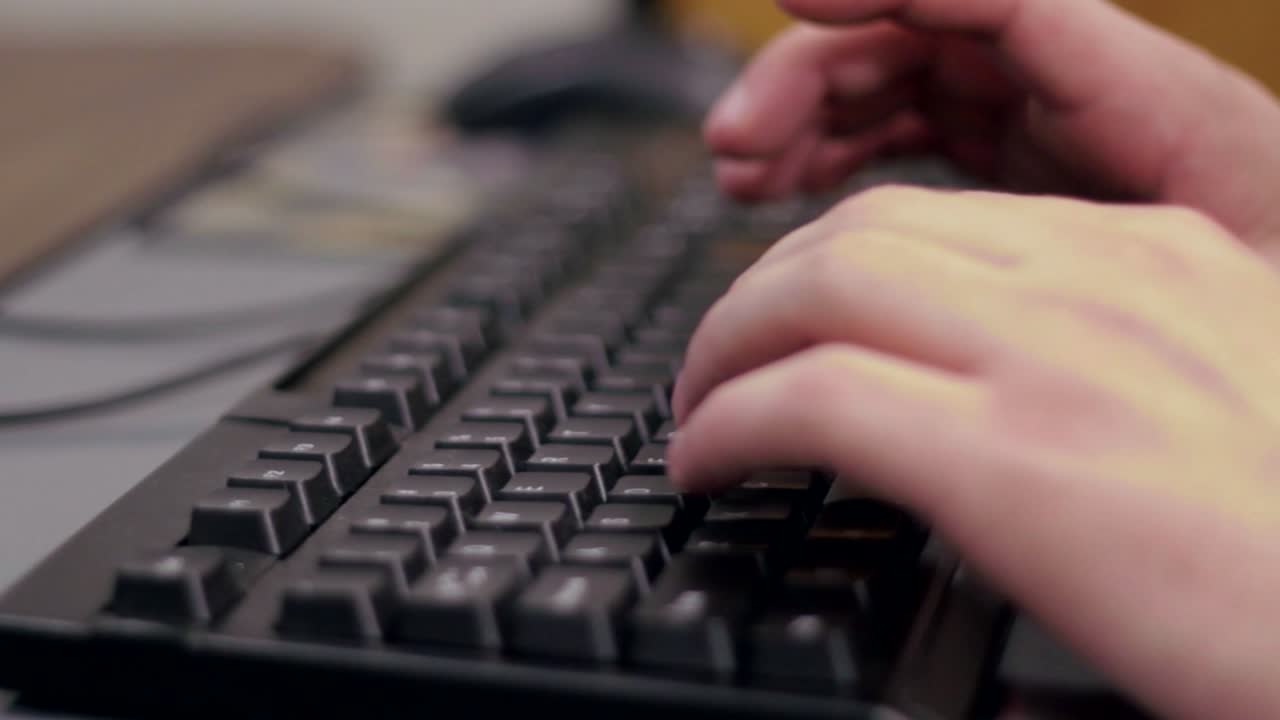 hombre escribiendo en un teclado