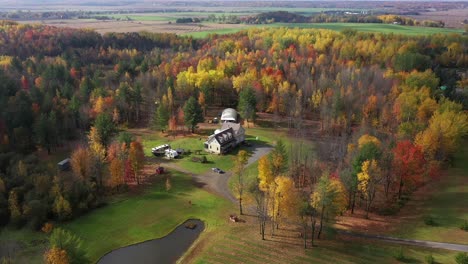 Wunderschönes-Haus,-Umgeben-Von-Herbstfarben