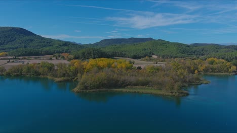 Luftaufnahme-Von-Leerem-Land-Am-Lake-Banyoles-Im-Herbst