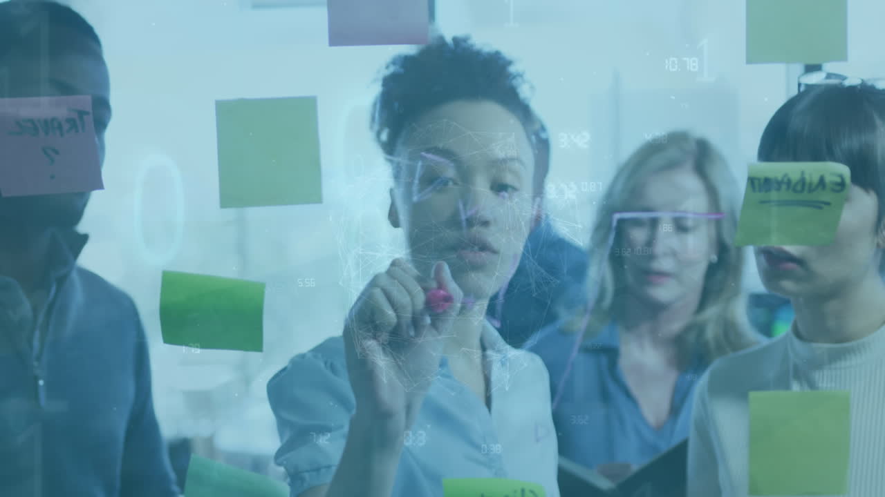 animación del procesamiento de datos sobre diversas personas de negocios que trabajan en la oficina