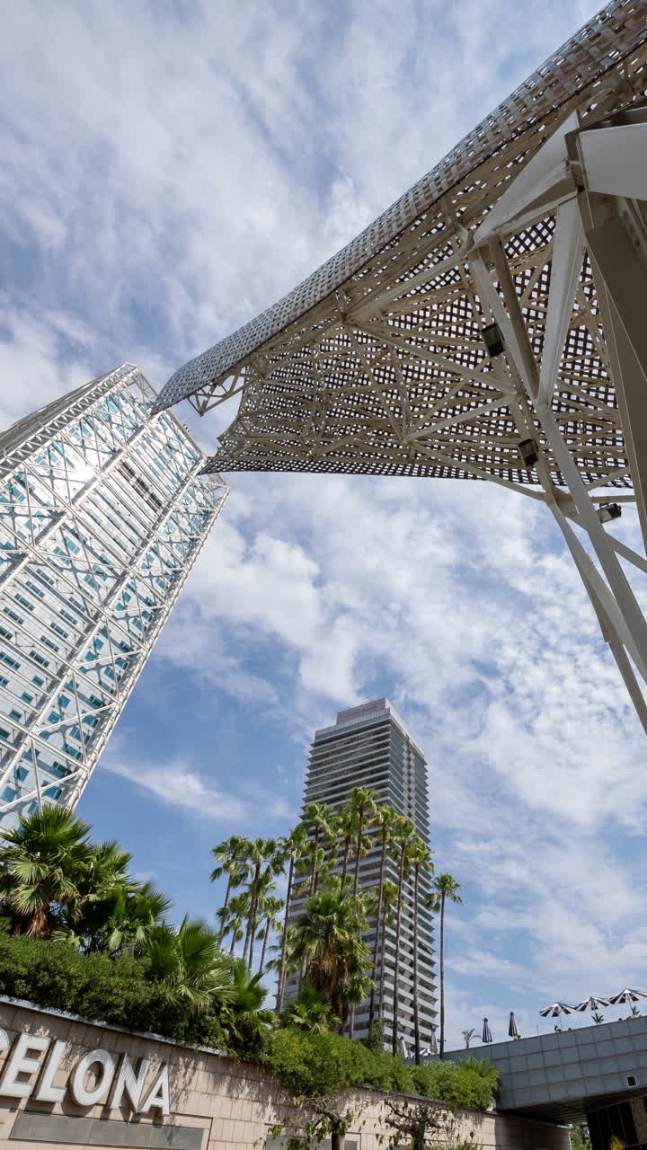 lapso de tiempo de ángulo amplio de edificios de rascacielos en barcelona en vertical