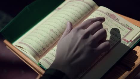 Nahaufnahme-Eines-Mannes,-Der-Koran-In-Der-Moschee-Hält-4