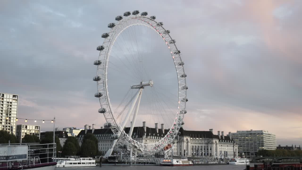 해가 지는 런던 아이