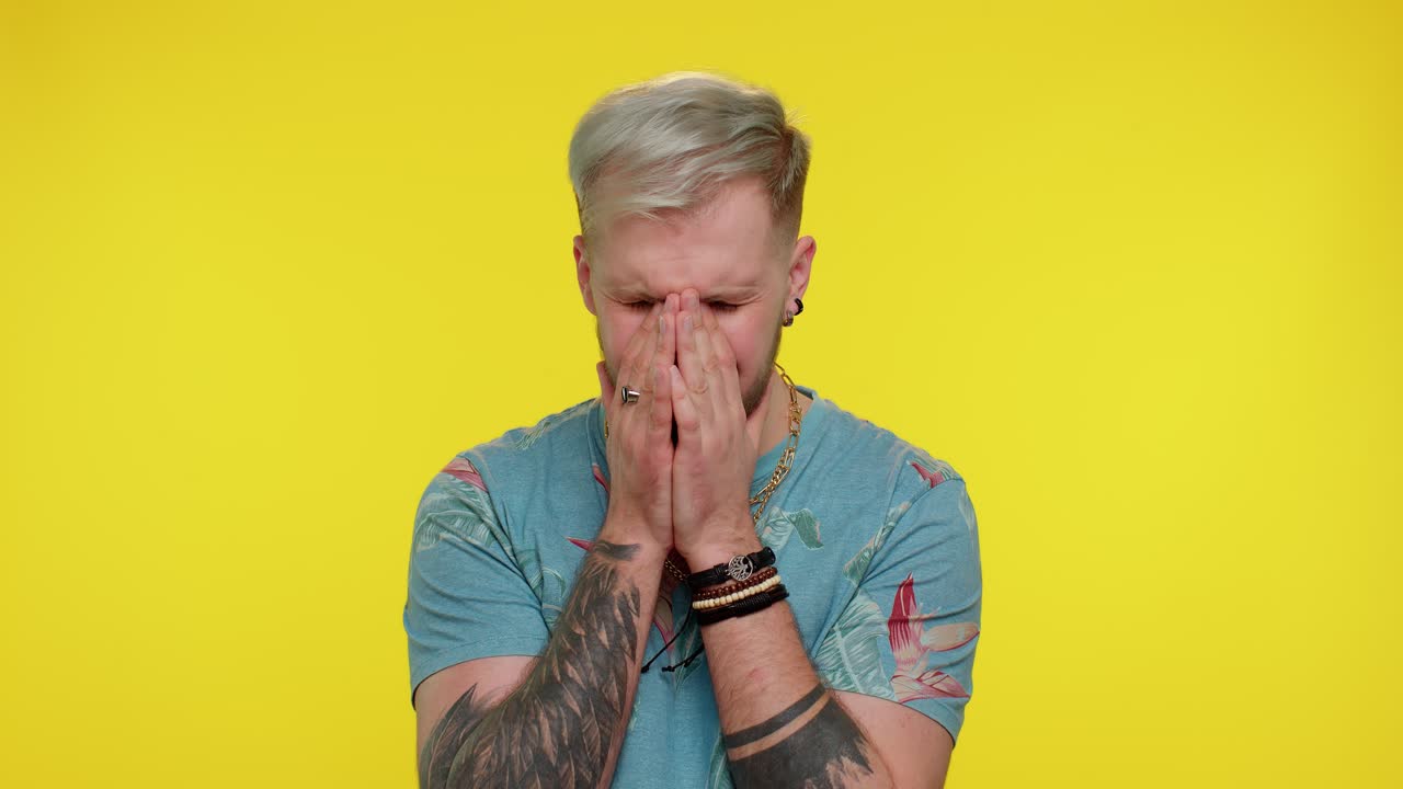 화가 난 실망한 남자는 눈물을 고 절망에서 울고, 불공평한 일 때문에 슬프고 있습니다.