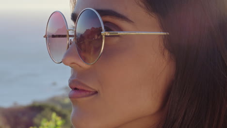 Primer-Plano-Retrato-Hermosa-Mujer-Con-Gafas-De-Sol-Disfrutando-De-La-Vista-Relajándose-En-Las-Vacaciones-De-Verano-Mirando-El-Sol-Al-Aire-Libre-Contemplando-El-Viaje