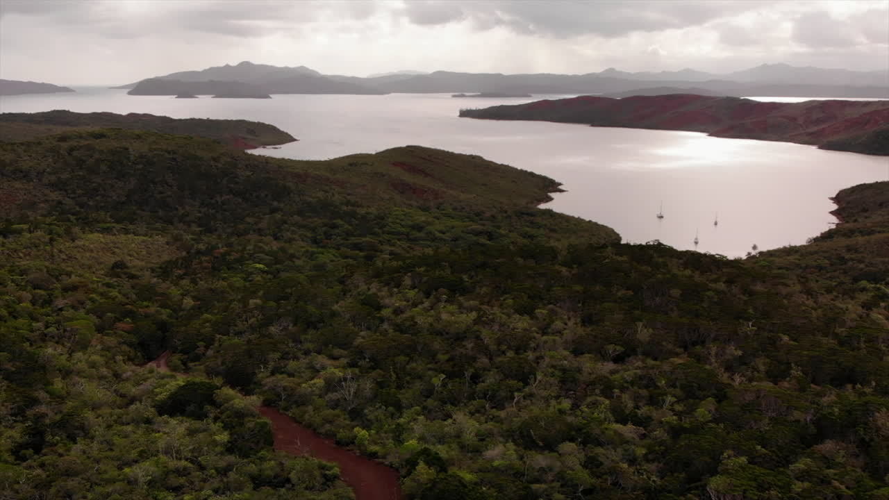 nueva caledonia cap n'dua tierra roja valle naranja vista panorámica por drone 4k