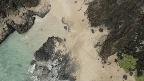 Luftübersicht-über-Schwimmer-In-Einer-Abgelegenen-Strandbucht,-Die-Nach-Vorne-Fährt