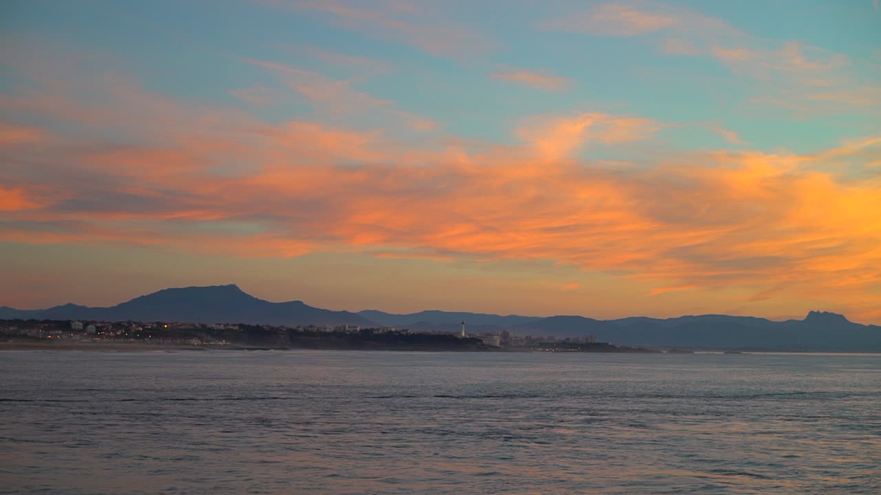 영화적 놀라운 여전히 극적인 밝은 오렌지색 구름 해가 지는 황혼 등대 비아리츠 호세고르 프랑스 해변 산 해안 풍경 비아리치 바스크 지방 도시 불빛 평온한 물 만