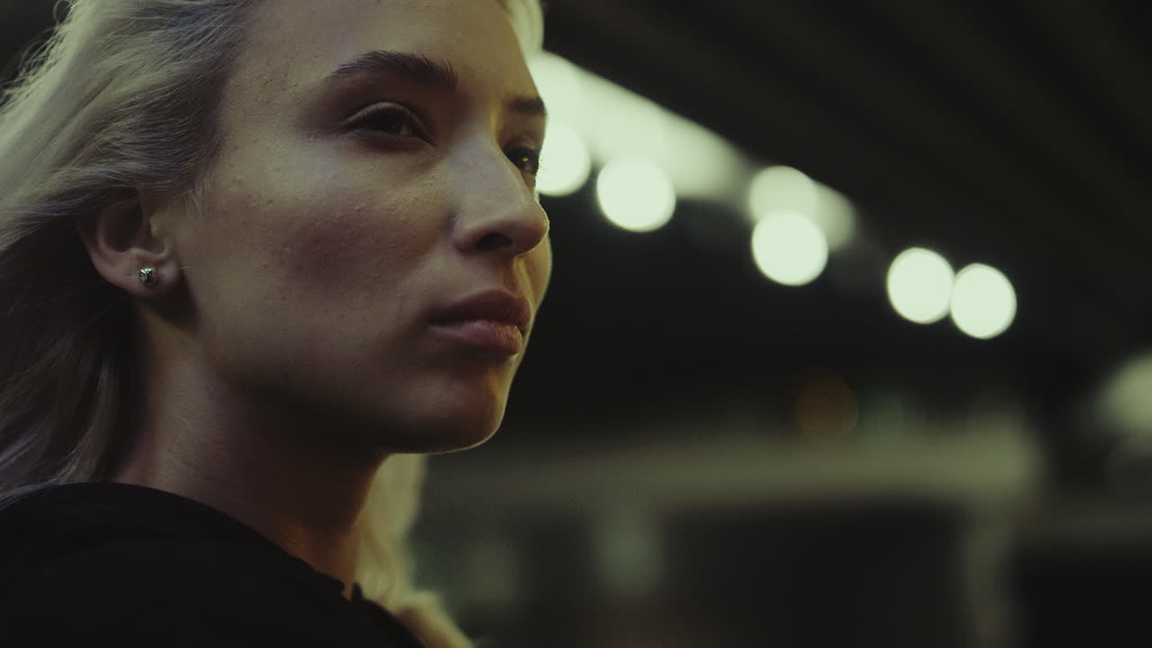 женщина с ночным лицом в городе смотрит вдумчиво на городском фоне.