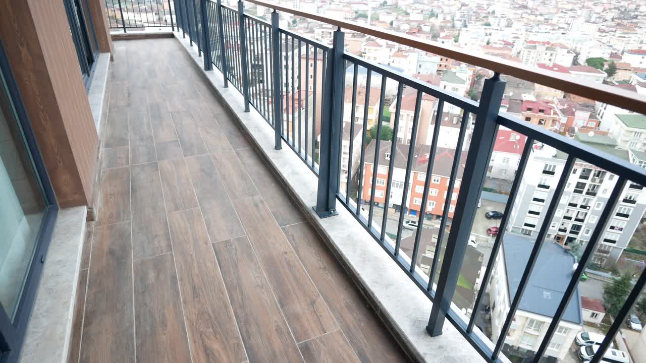 balcón del apartamento con vista a la ciudad