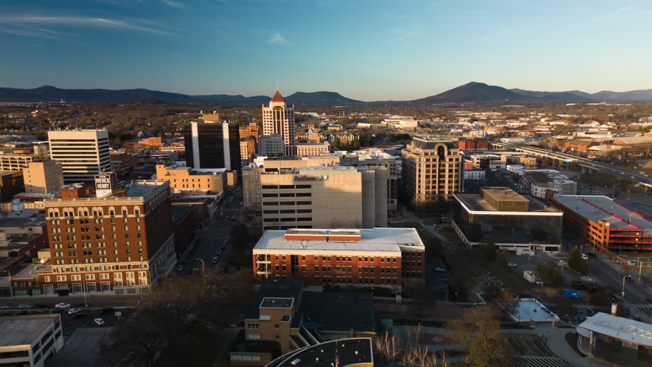hiperlapso de tiempo aéreo del centro de roanoke virginia al atardecer