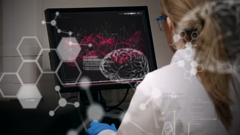 animación del cerebro humano girando sobre una científica usando una computadora