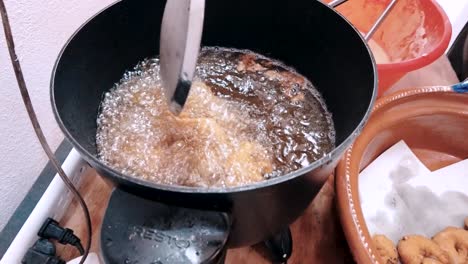 un chef está preparando tacos de pescado