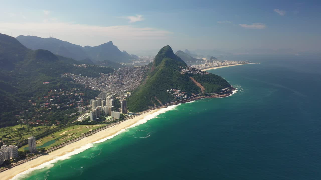 Impresionante vista panorámica aérea de Río de Janeiro, Brasil, con su icónica costa, playas de arena, el Océano Atlántico y el horizonte urbano. Un pintoresco paisaje de ciudad tropical y un famoso destino de viaje.