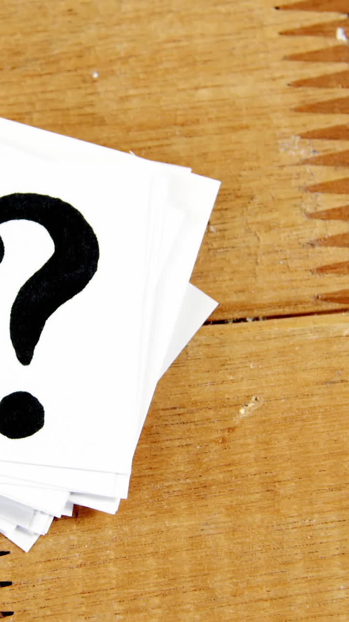 un montón de signos de interrogación en la mesa