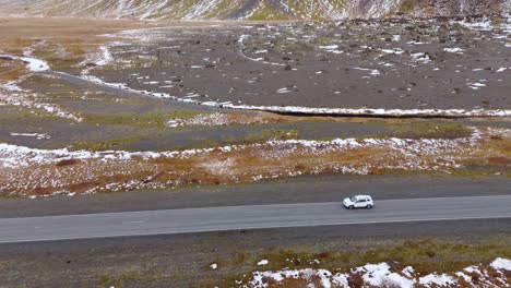 Panorámica-Amplia-Tierra-Volcánica-Salvaje-Paisaje-De-Islandia-Pistas-De-Drones-Conducción-De-Automóviles-Blancos