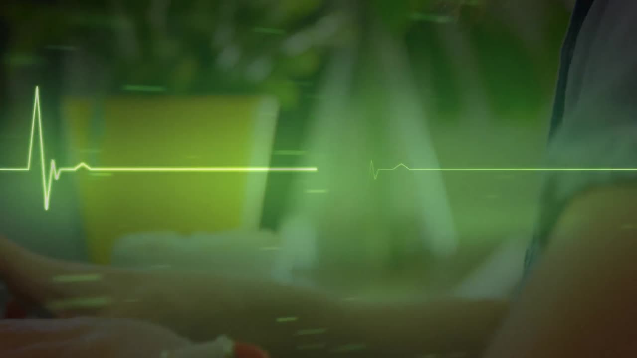 사무실에서 노트북을 사용하는 백인 사업가 여성에 대한 이소 전기 선의 애니메이션