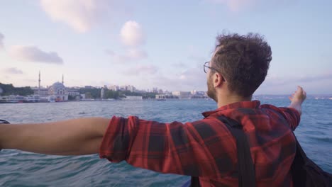 Joven-De-Espíritu-Libre-En-El-Ferry.-Ciudad-De-Estambul-De-Turquía.