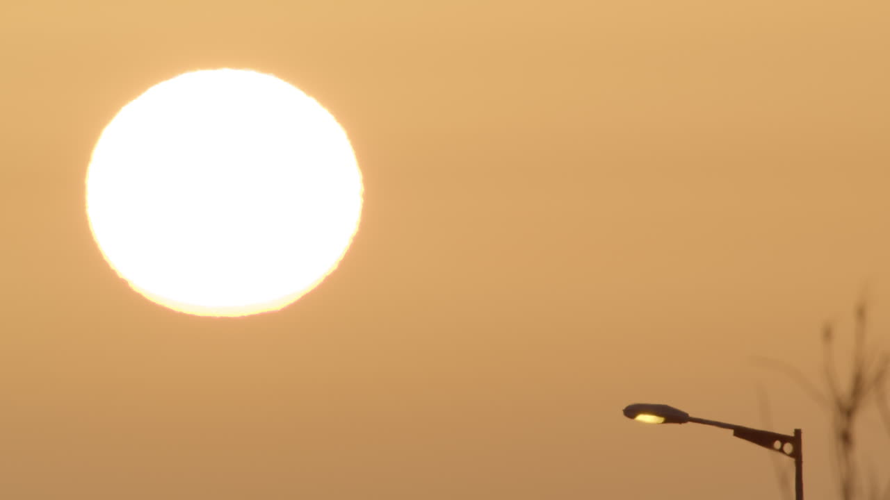 закат на желтом небе