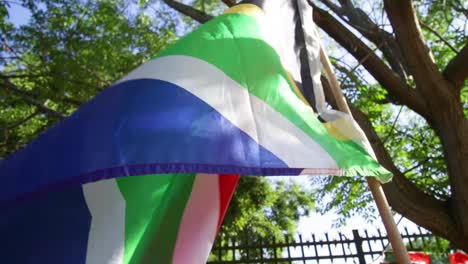 viento que sopla una bandera sudafricana