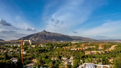 4k-Lapso-De-Tiempo-De-Vista-De-Día-Soleado-De-La-Montaña-De-La-Concha-En-Casas-De-Marbella-En-Primer-Plano,-Cielo-Azul-Con-Hermosas-Nubes-En-Movimiento-Ubicación-De-Vacaciones-De-Verano-Costa-Del-Sol,-Málaga,-España