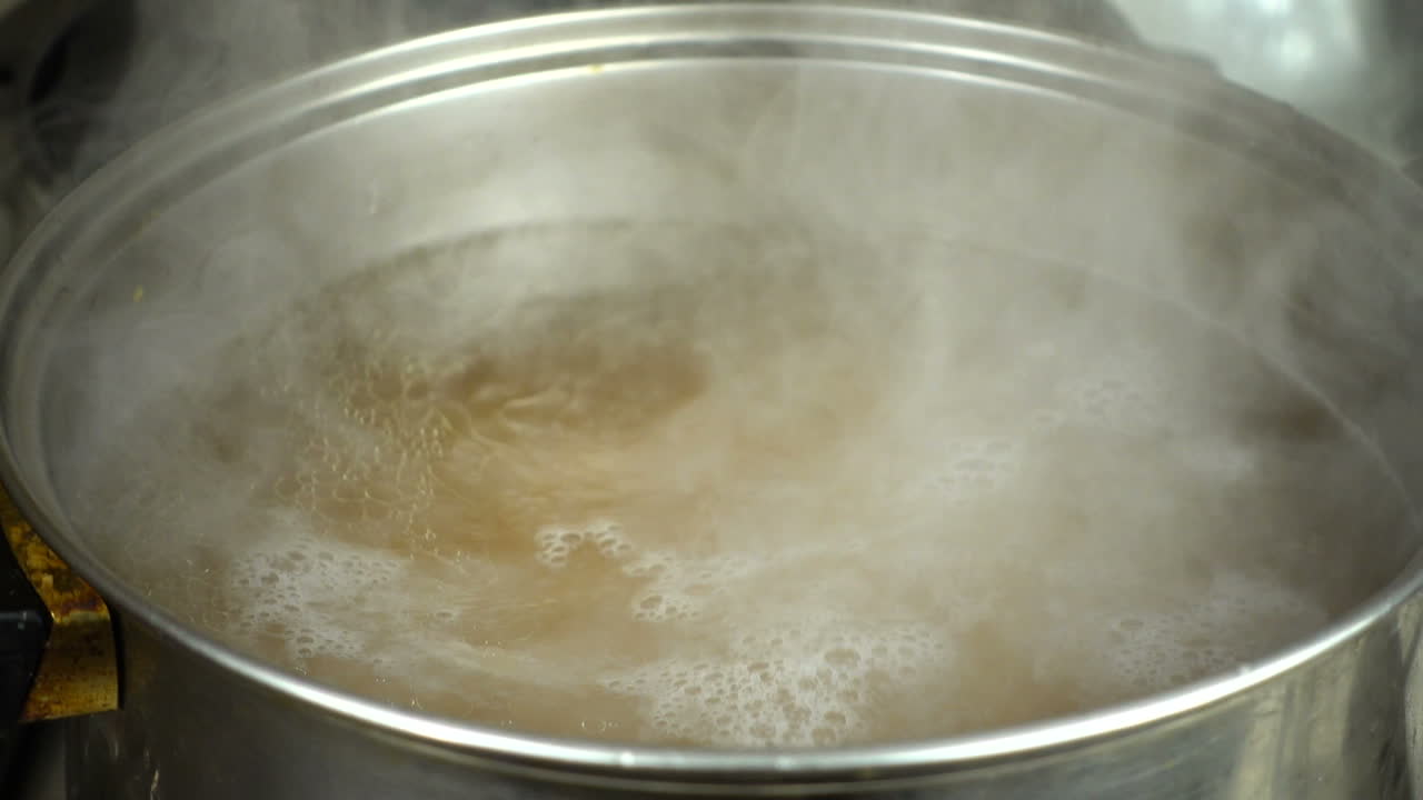 Preparation of broth. Pour the potatoes into the broth. Slow motion
