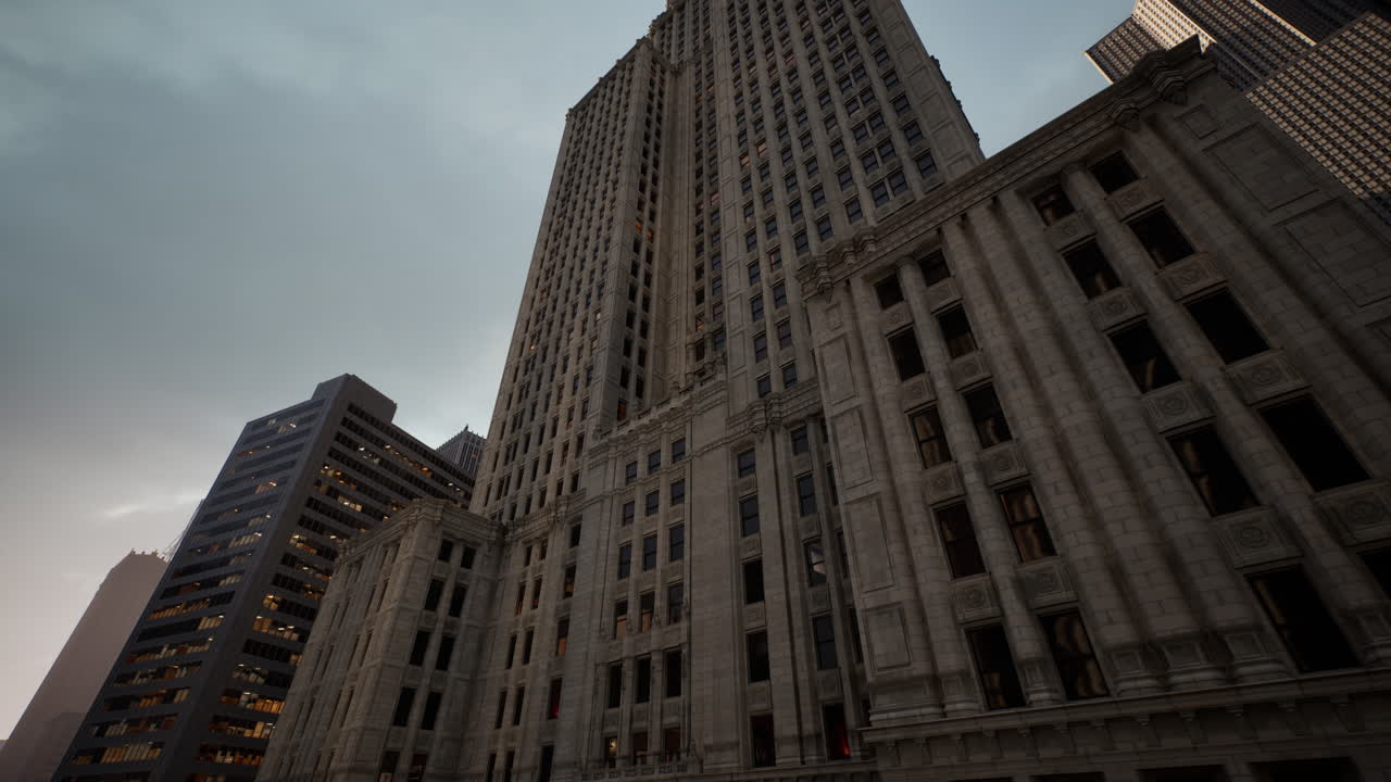 Un edificio alto con molte finestre