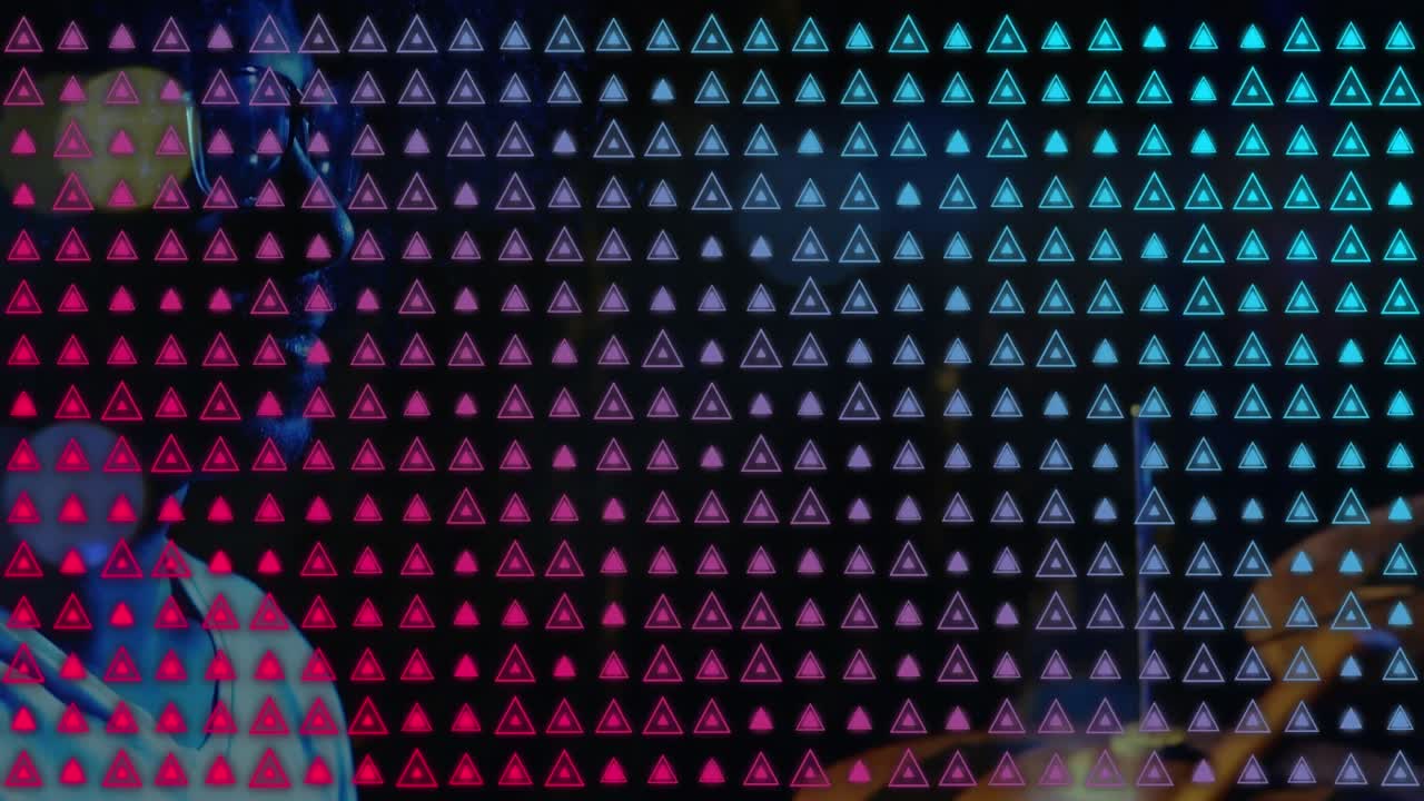 Colonne animate si muovono sopra un tunnel in un video digitale a tema videogioco.