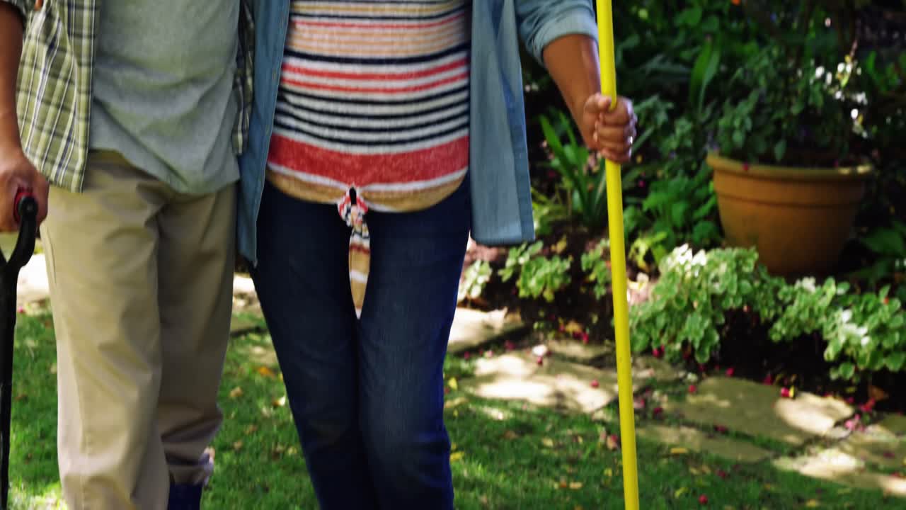 pareja de alto nivel besándose en el jardín