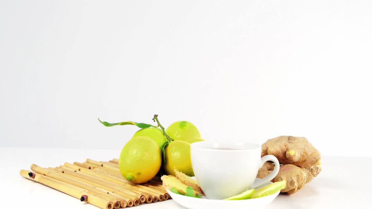 Tè al limone con limone e zenzero a fette
