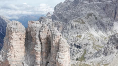 Torre-Di-Toblin,-Tre-Cime-Di-Lavaredo-Vista-Aérea-De-Cerca-Del-Pico-De-La-Montaña-En-Dolomitas,-Italia