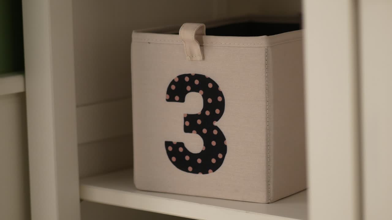 lindo número 3 caja de almacenamiento en un estante