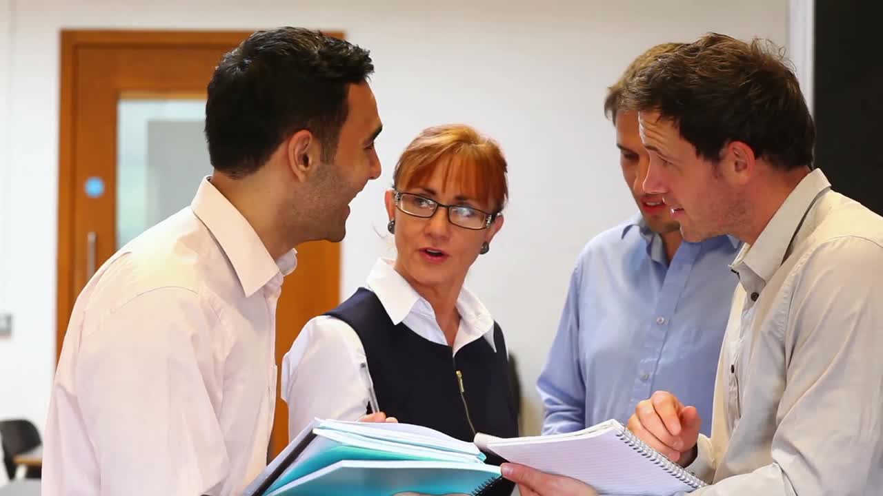 estudiantes maduros charlando en el pasillo